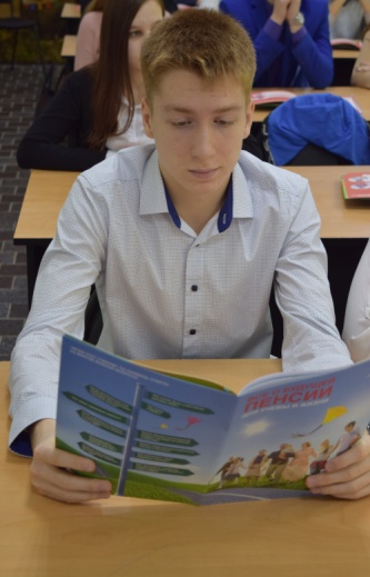 Начальник Управления ПФР Баврина Ольга рассказала молодежи об их будущих пенсионных правах, а также о способах увеличения будущей пенсии. 