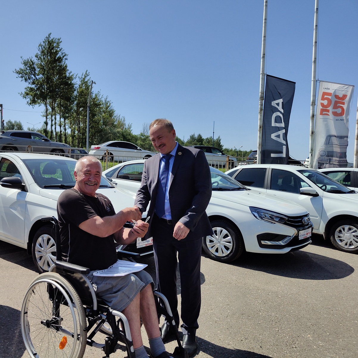 Отделение СФР по Ярославской области вручило новые автомобили 8 жителям региона, которые ранее пострадали на производстве