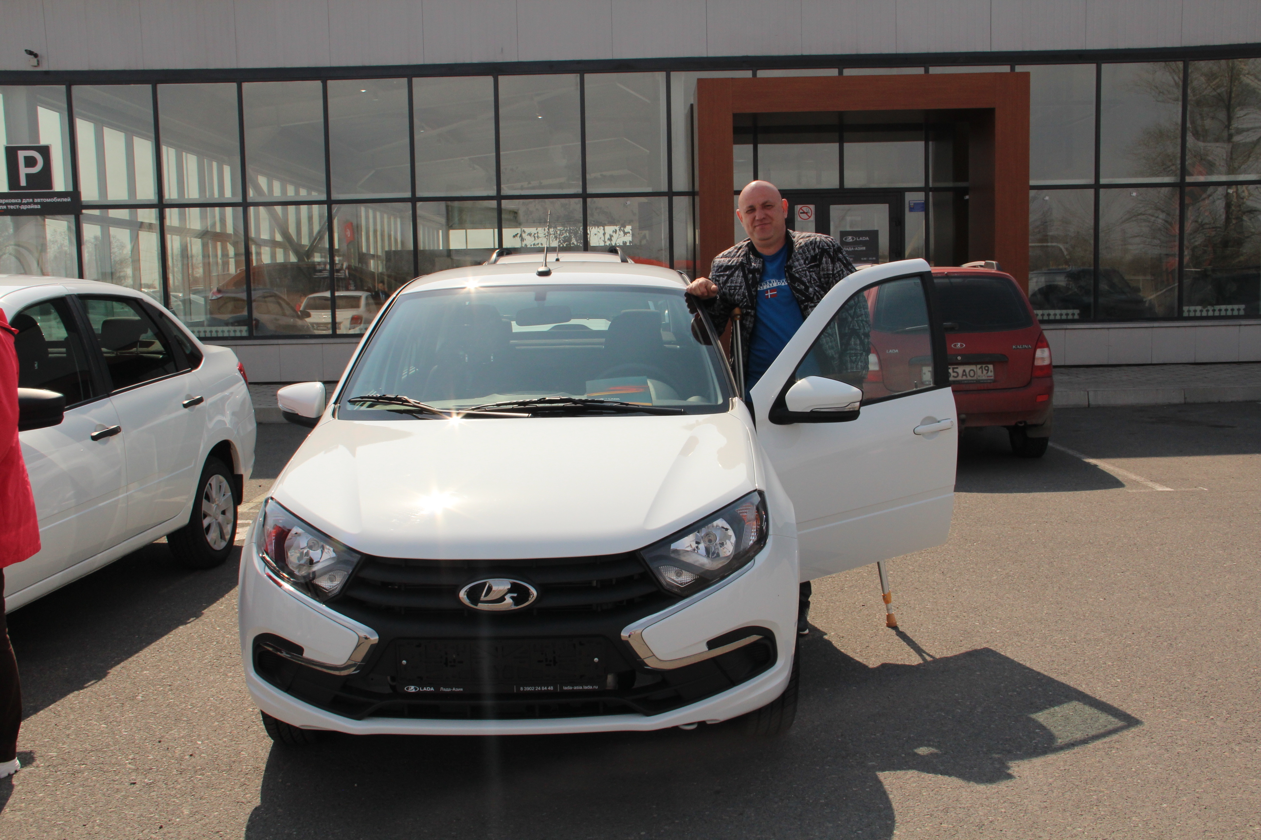 Фонд социального страхования обеспечил пострадавших на производстве отечественными автомобилями с адаптированным управлением