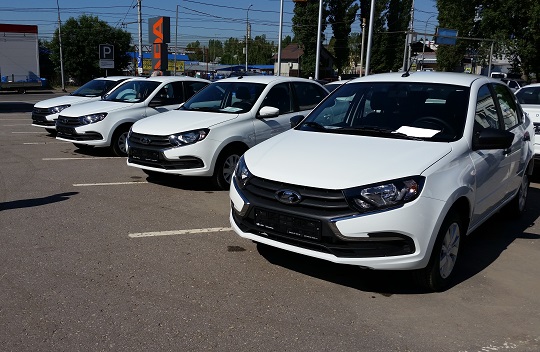 Саратовцам, получившим повреждение здоровья на производстве, вручили автомобили «Lada Granta»