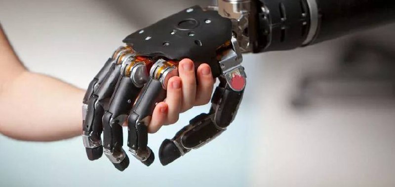 В Архангельской области Фонд обеспечил ребенка-инвалида суперсовременным протезом плеча