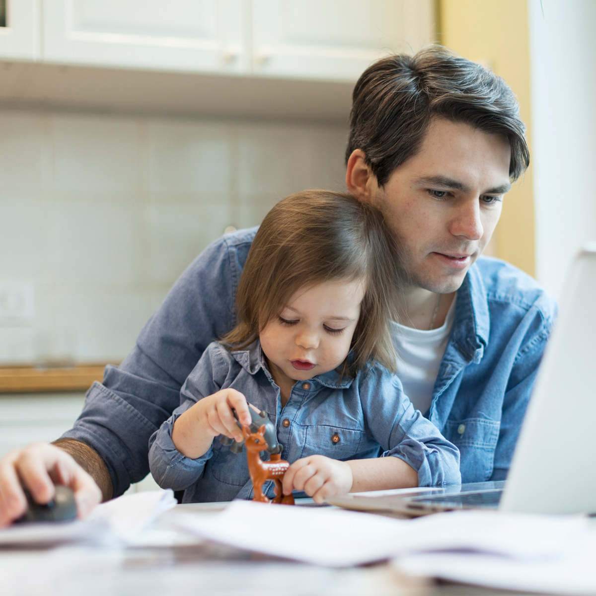 Около 400 тысяч родителей совместили уход за детьми с работой